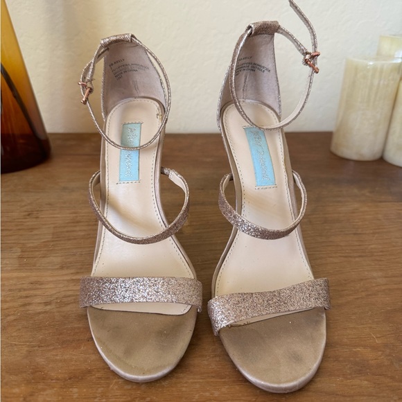 Betsey Johnson gold heels / Size 7 - Picture 2 of 4